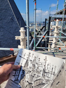 911181 Afbeelding van een tekening van kunstenaar Jeroen Hermkens die hij vasthoudt op de spits van de Domtoren te ...